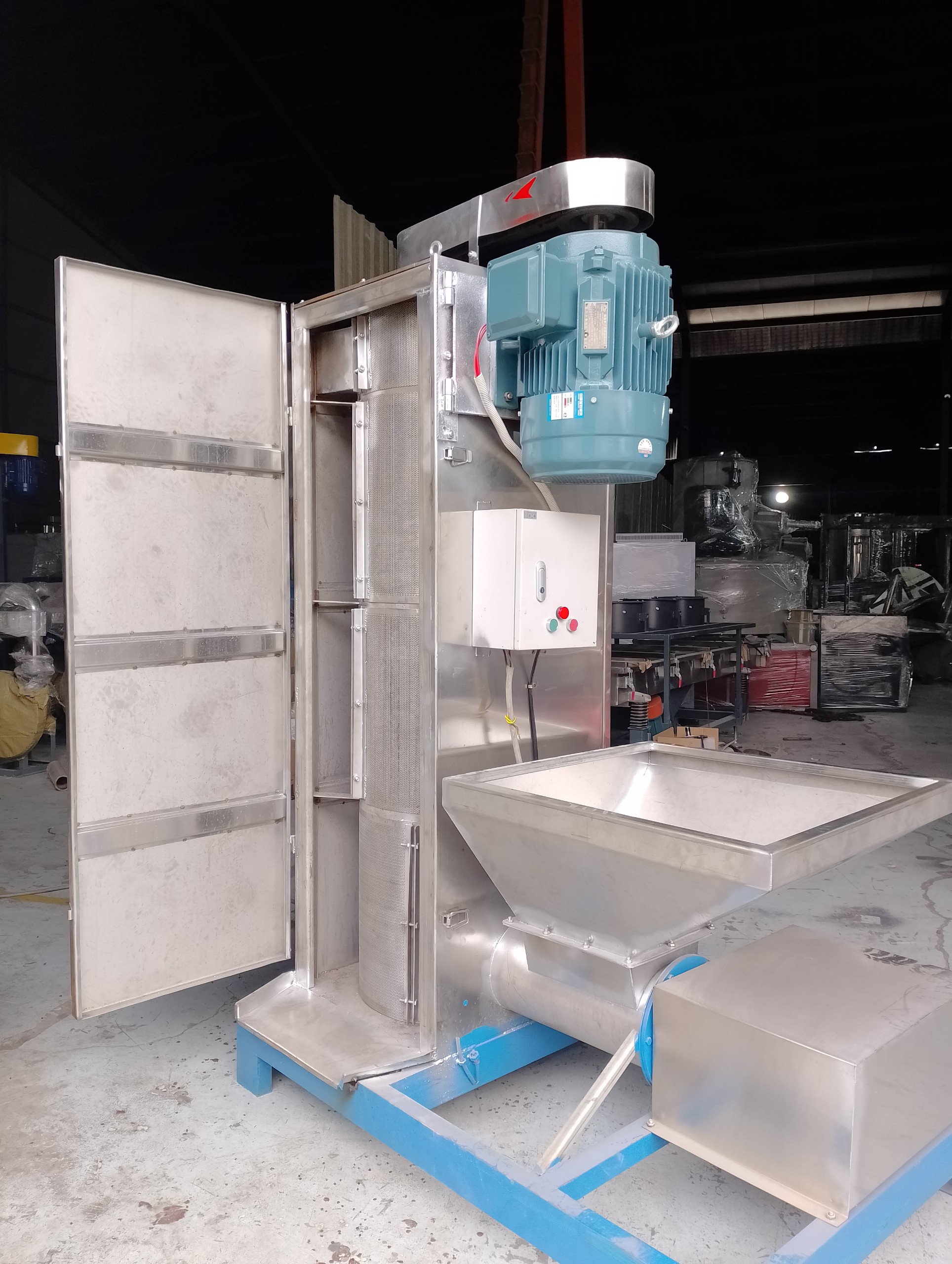 Máy vắt ly tâm tách nước trong ngành tái chế nhựa