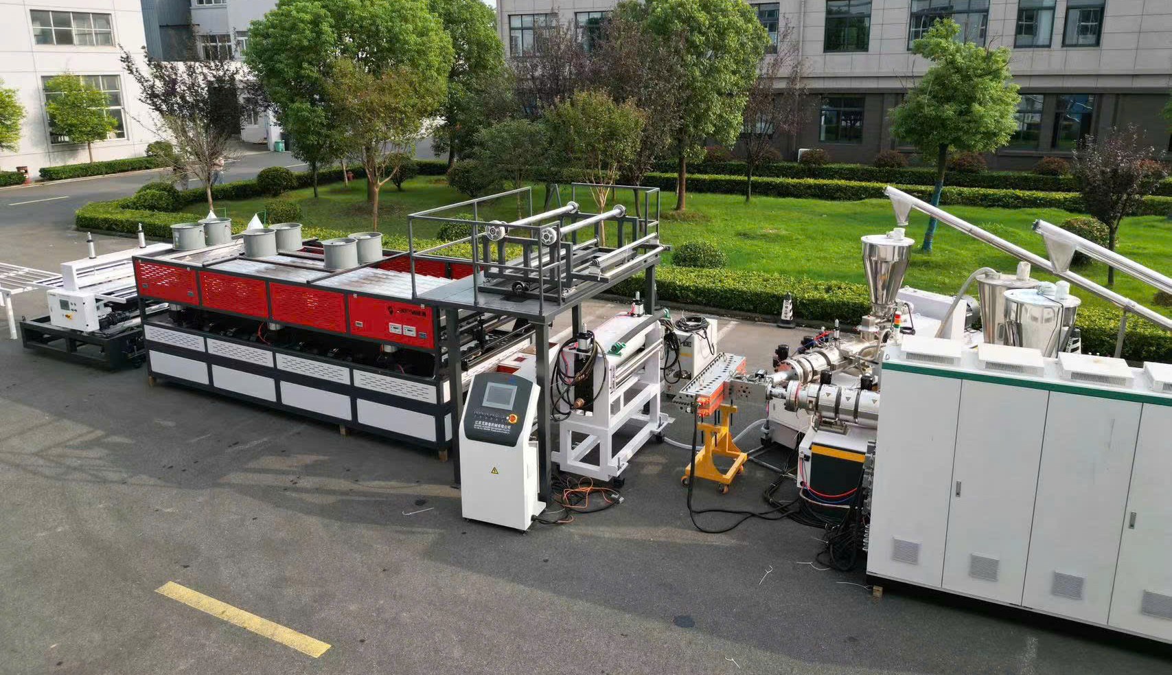 Máy sản xuất tấm lợp pvc.