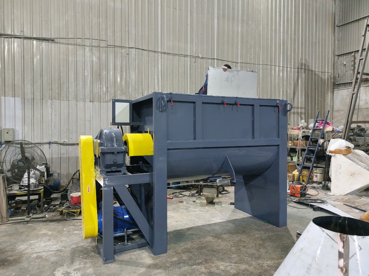 máy trộn nhựa nằm ngang, được thiết kế riêng theo yêu cầu sử dụng.