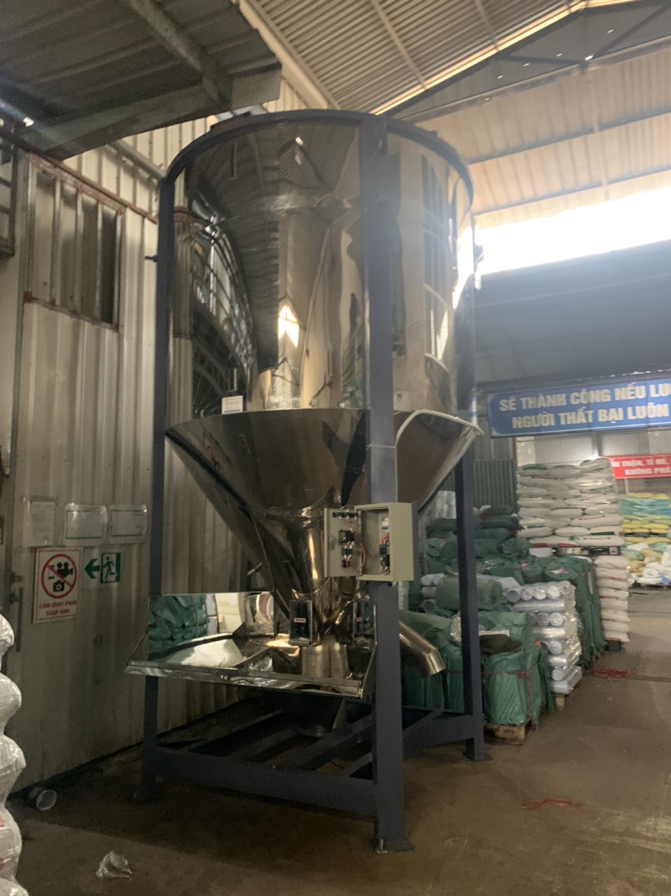 Máy trộn nhựa đứng, dễ vận chuyển, phù hợp với những kho, xưởng có diện tích khiêm tốn