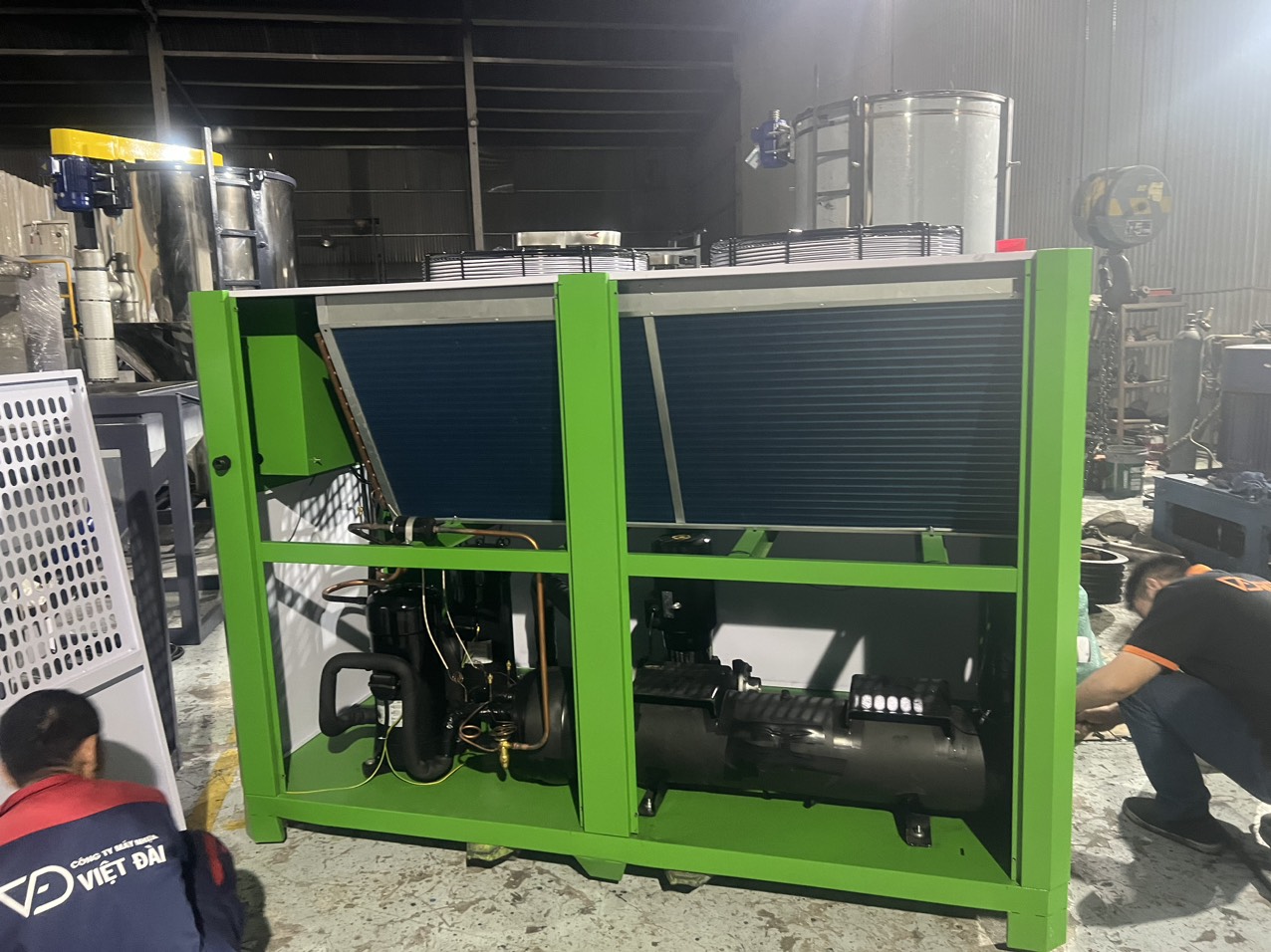 Chiller làm mát bằng gió đang sửa chữa