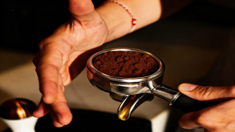 Bột cafe pha máy là gì? Cách chọn chuẩn như barista chuyên nghiệp