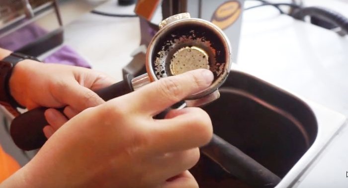 Làm sạch filer và ống pha cà phê