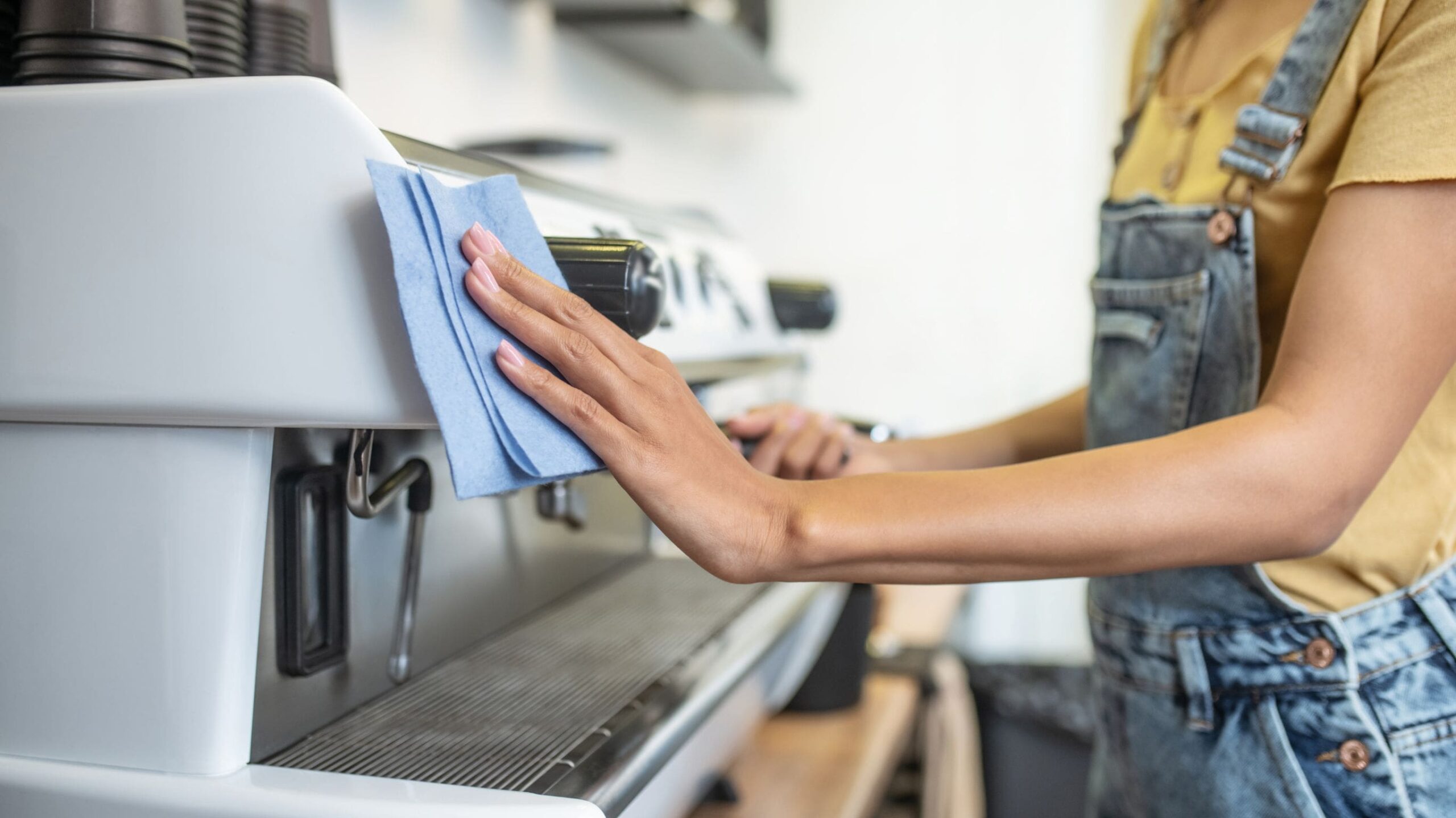 Cách vệ sinh máy pha cà phê đơn giản tại nhà ai cũng làm được