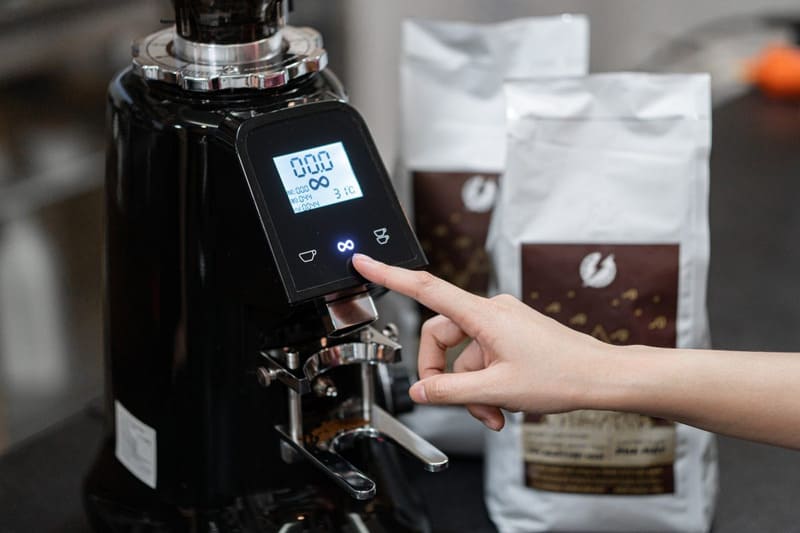 Có nên đầu tư máy xay cà phê tự động không? Ưu và nhược điểm cần biết