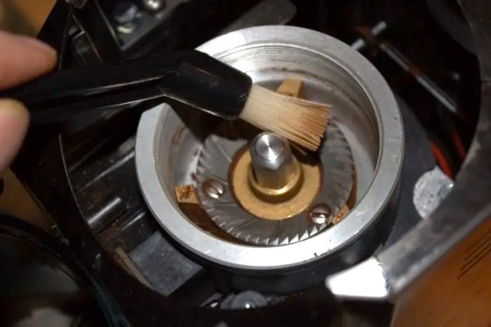 Hướng dẫn bảo quản và vệ sinh máy xay cà phê đúng cách để sử dụng lâu bền