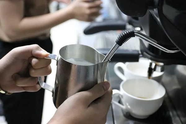 Máy đánh sữa không hoạt động hoặc tạo bọt yếu – Cách xử lý triệt để