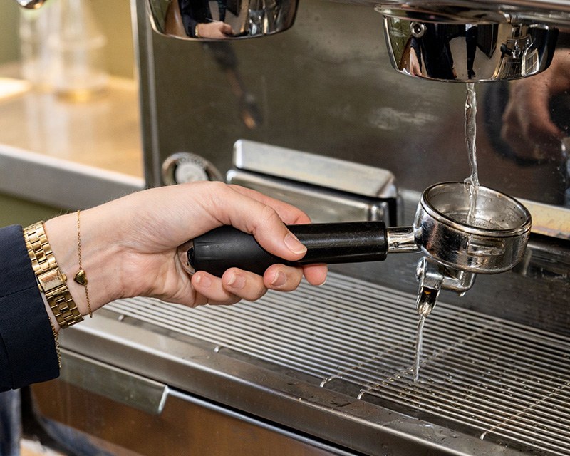 Máy không tự ngắt khi pha xong