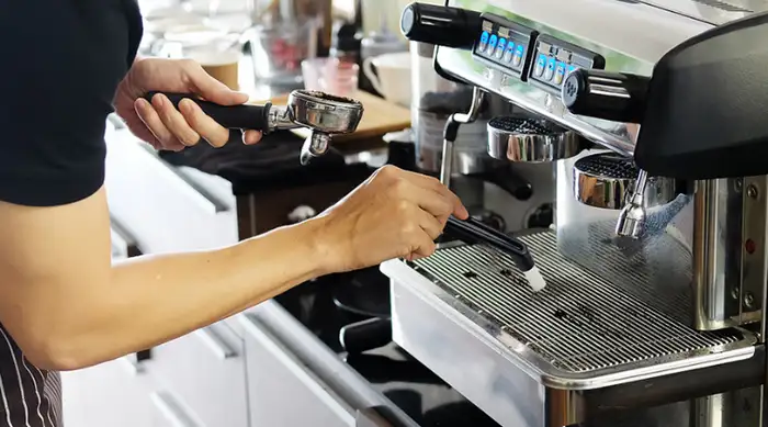 Máy pha cà phê bị rò rỉ điện – Cảnh báo nguy hiểm và cách sửa chữa