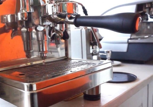Máy pha cà phê bị tắc nước, không ra nước – Hướng dẫn xử lý chi tiết