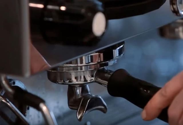 Máy pha cà phê ra nước quá nhiều, cà phê bị loãng – Lý do và cách điều chỉnh