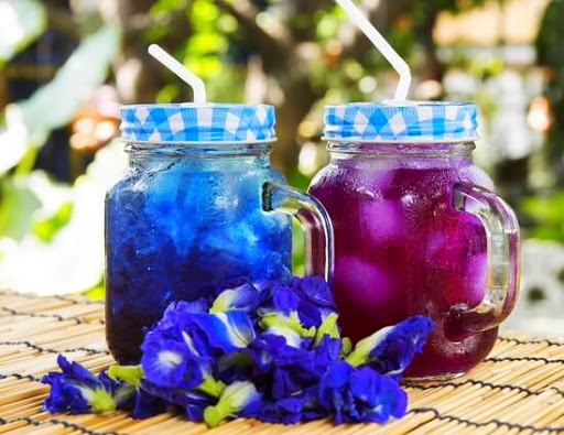 Nước lá dứa kết hợp hoa đậu biếc thức uống độc đáo đầy sắc màu tự nhiên