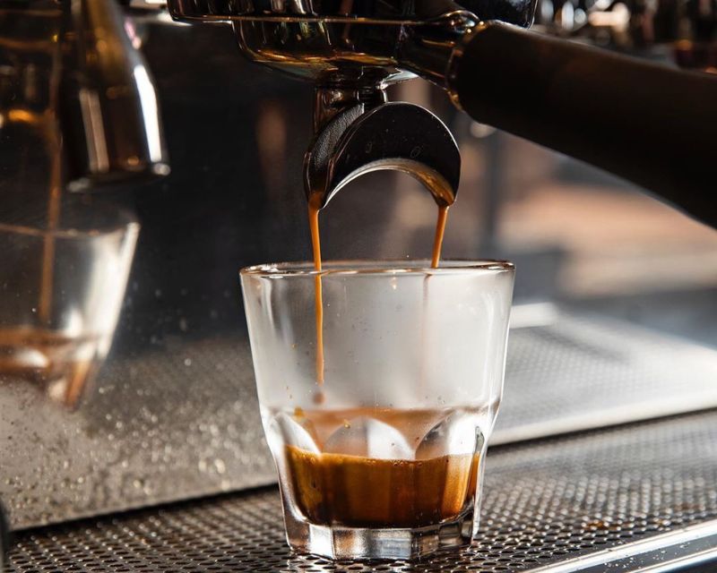 Sự khác biệt giữa cà phê hạt pha máy và cà phê pha phin truyền thống