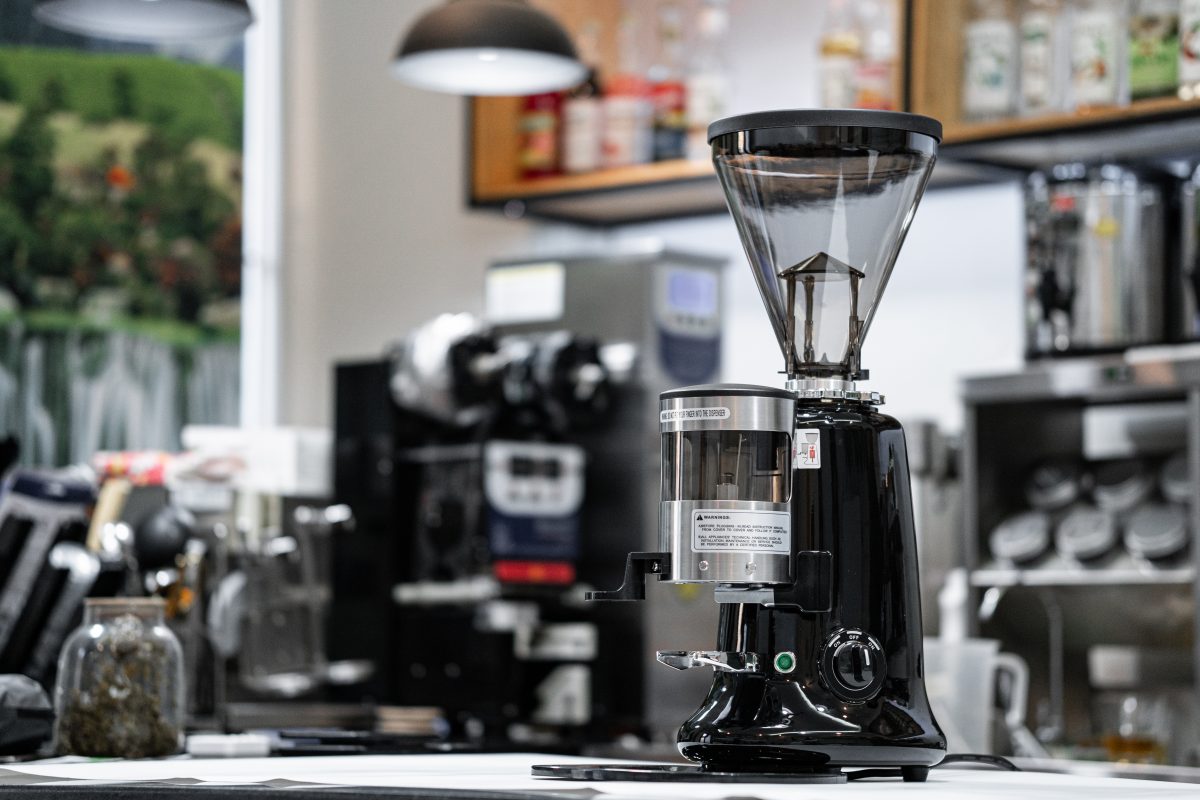 Tại sao máy xay cà phê là vật dụng không thể thiếu với người yêu cà phê?
