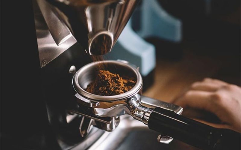 Tại sao máy xay cà phê là vật dụng không thể thiếu với người yêu cà phê?