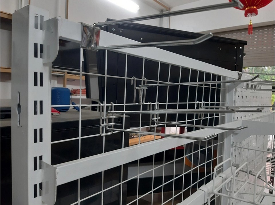Kệ siêu thị có móc treo dạng lưng lưới