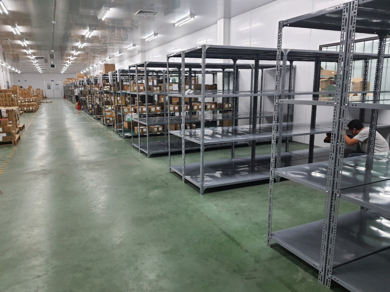kệ sắt v lỗ 4 tầng