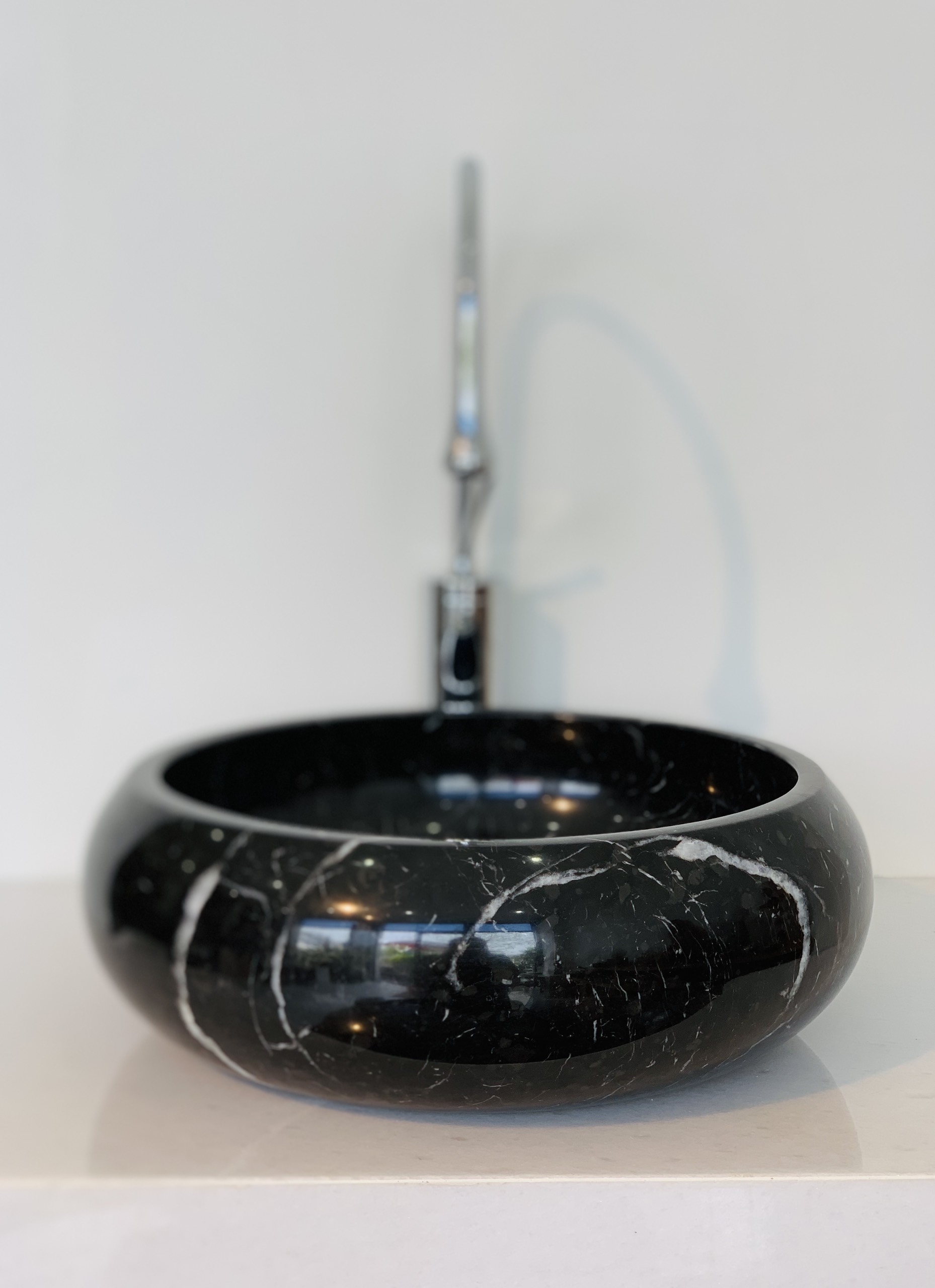 LAVABO ĐÁ TỰ NHIÊN - TRÒN MỎNG PHÌNH THÂN - ĐEN Ý - BST23