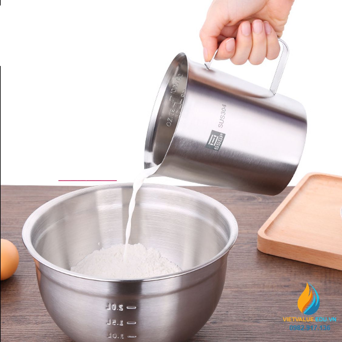 Ca inox 304 có chia vạch, có tay cầm, có mỏ, dung tích 500ml