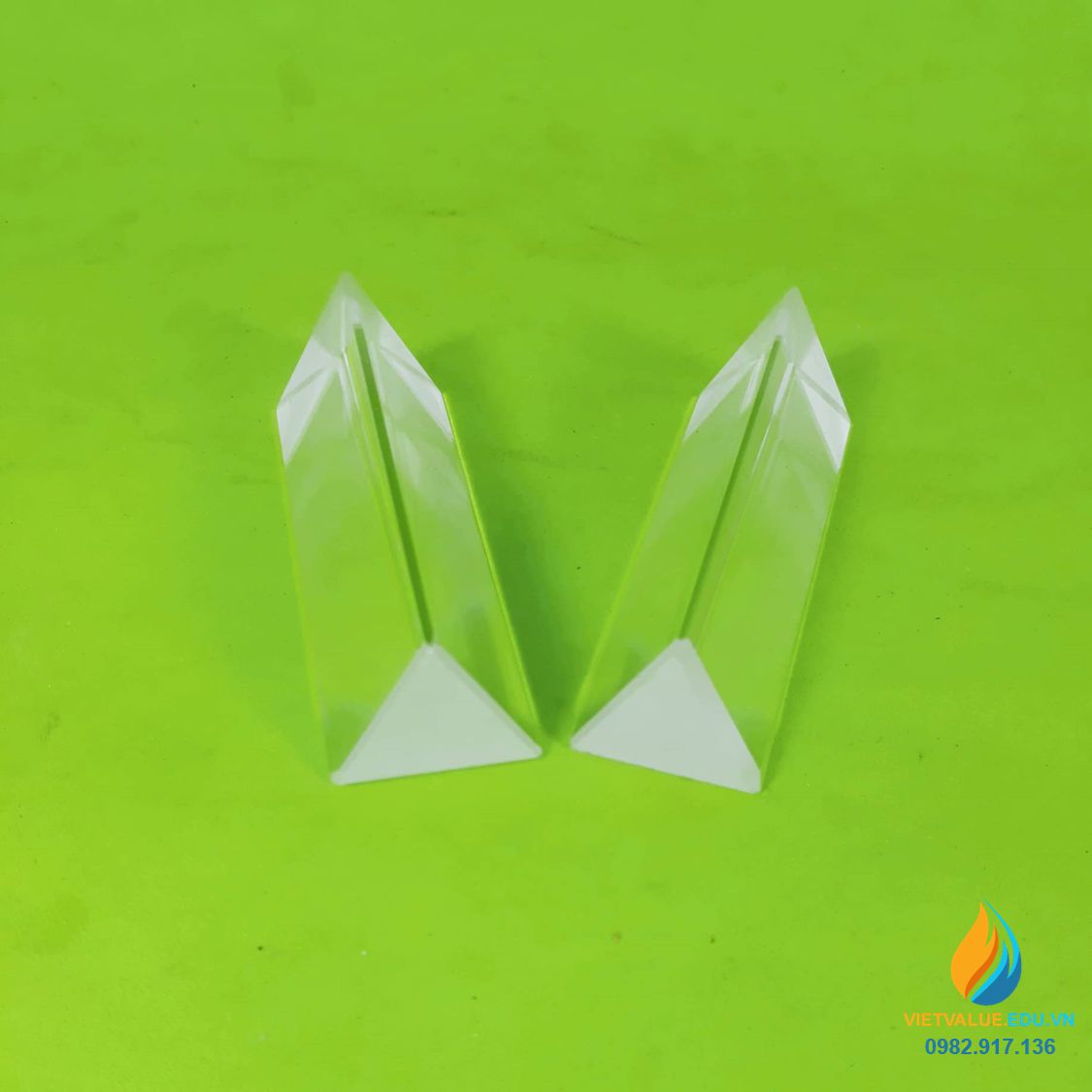 Lăng kính tán sắc ánh sáng, có khung, chân đế, cạnh dài 80mm