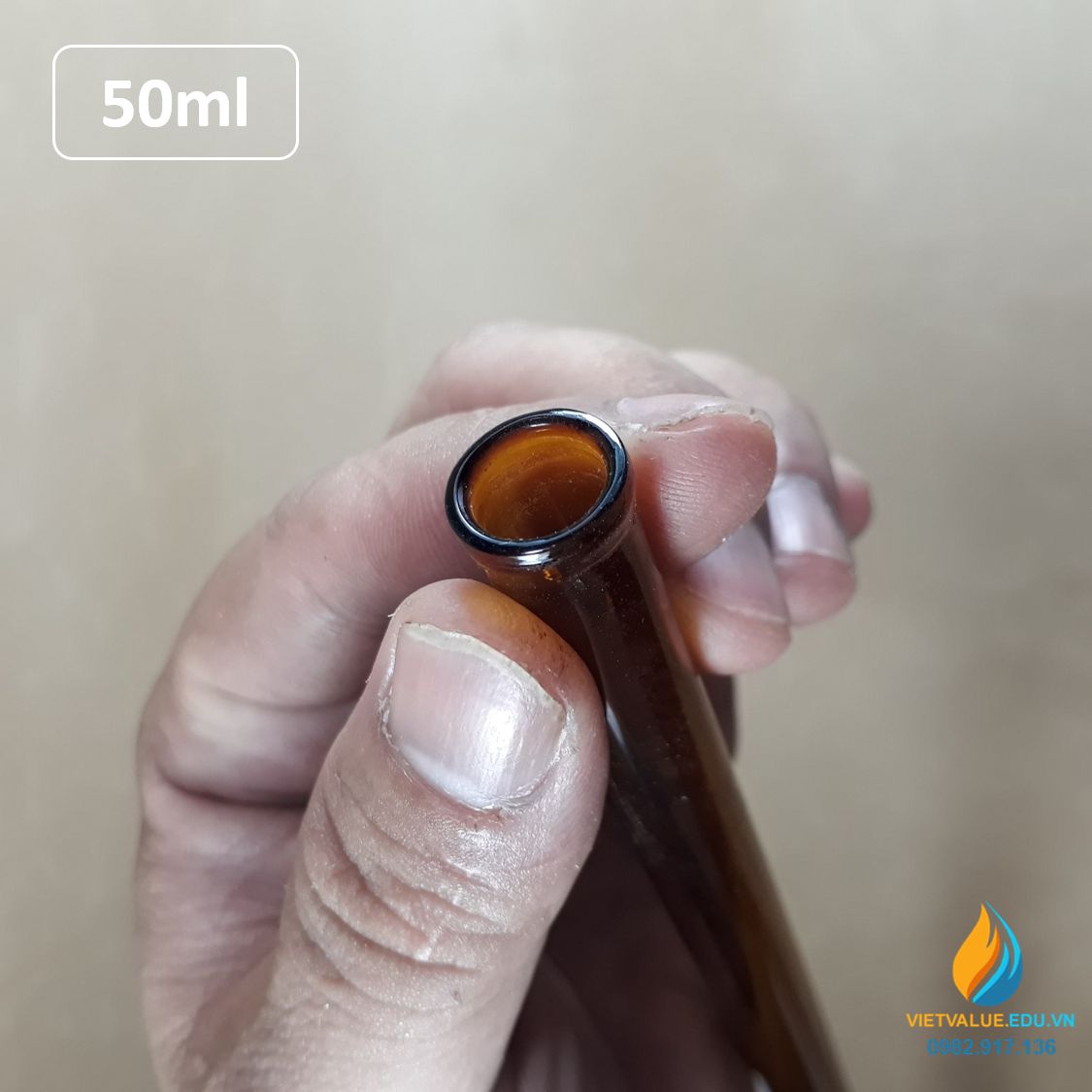 Buret khóa thủy tinh, vạch chia, màu nâu hổ phách, dung tích 50ml, không bạc chao