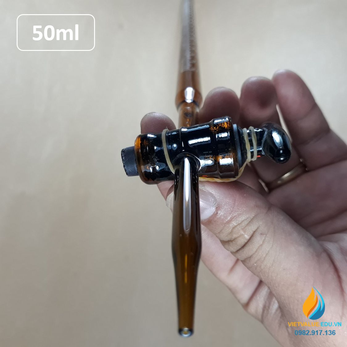 Buret khóa thủy tinh, vạch chia, màu nâu hổ phách, dung tích 50ml, không bạc chao
