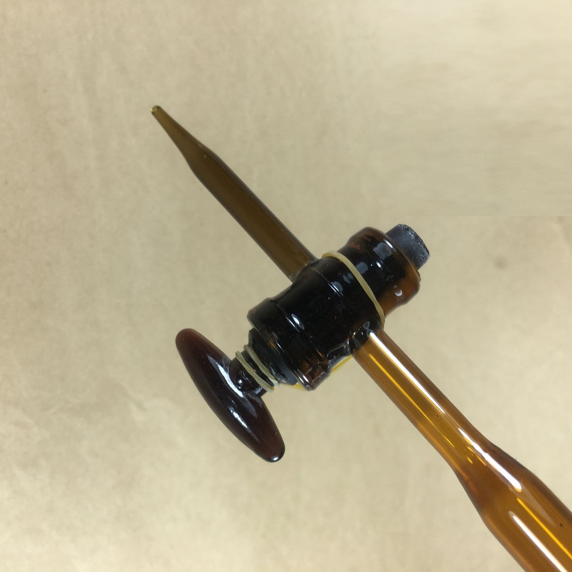 Buret khóa thủy tinh, vạch chia, màu nâu hổ phách, dung tích 50ml, không bạc chao