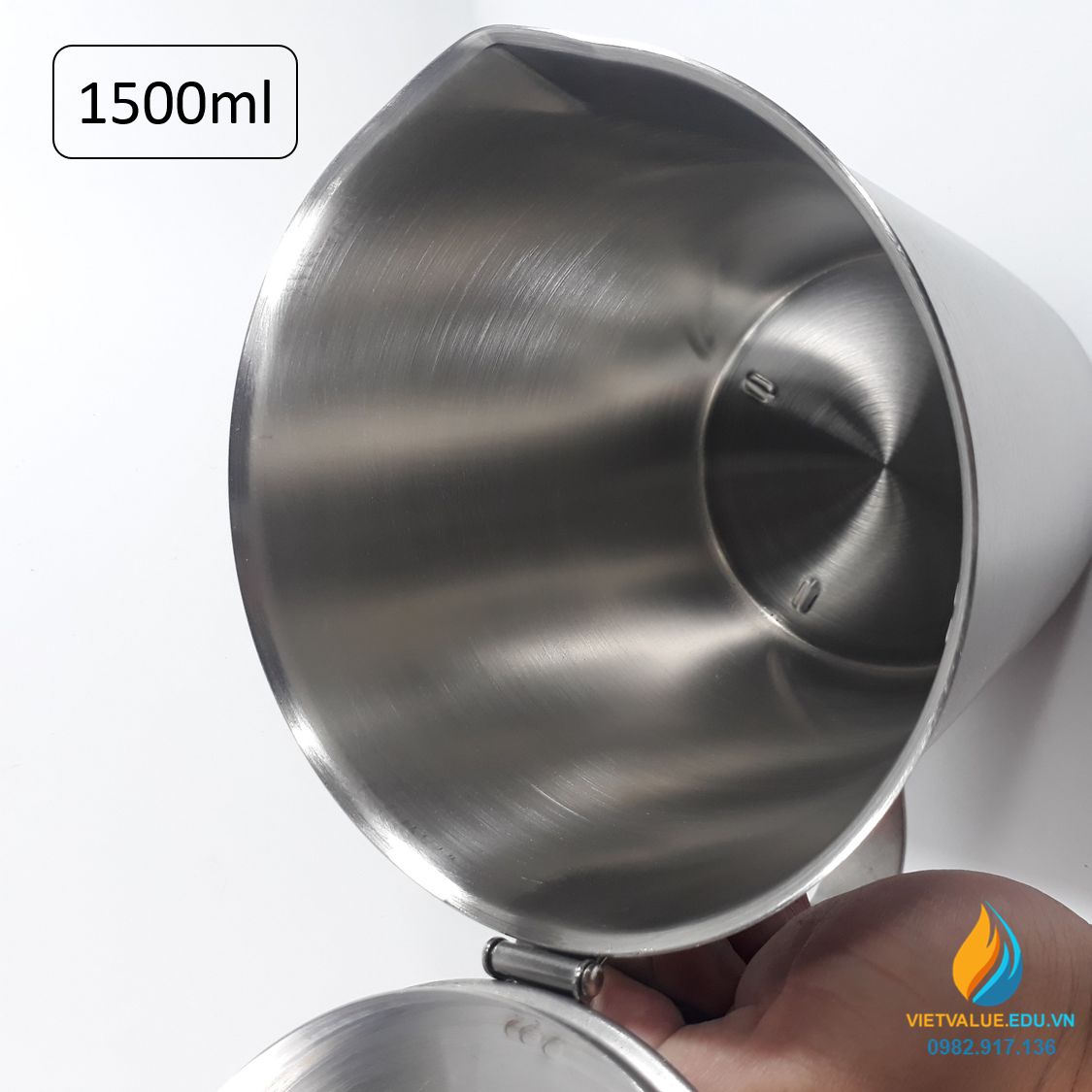 Ca Inox 304 có nắp, dung tích 1500ml, vạch chia, có quai, có cỏ rót