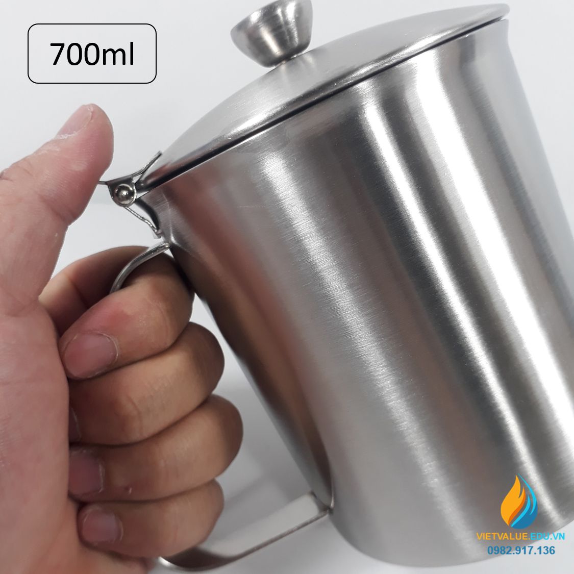 Ca Inox 304 có nắp, dung tích 700ml, vạch chia, có quai, có cỏ rót