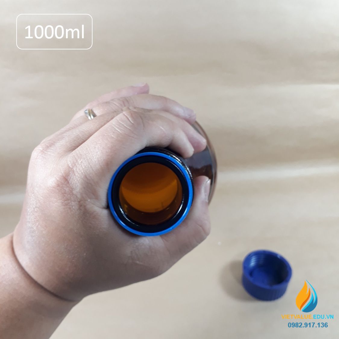 Chai trung tính 1000ml màu nâu hổ phách, nắp vặn xanh, chịu nhiệt