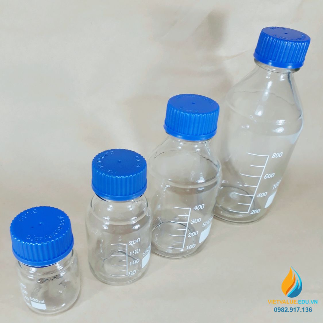 Chai trung tính nắp vặn xanh, vạch chia trong suốt dung tích 500ml