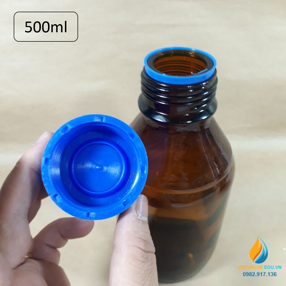 Chai trung tính 500ml màu nâu hổ phách, nắp vặn xanh, chịu nhiệt