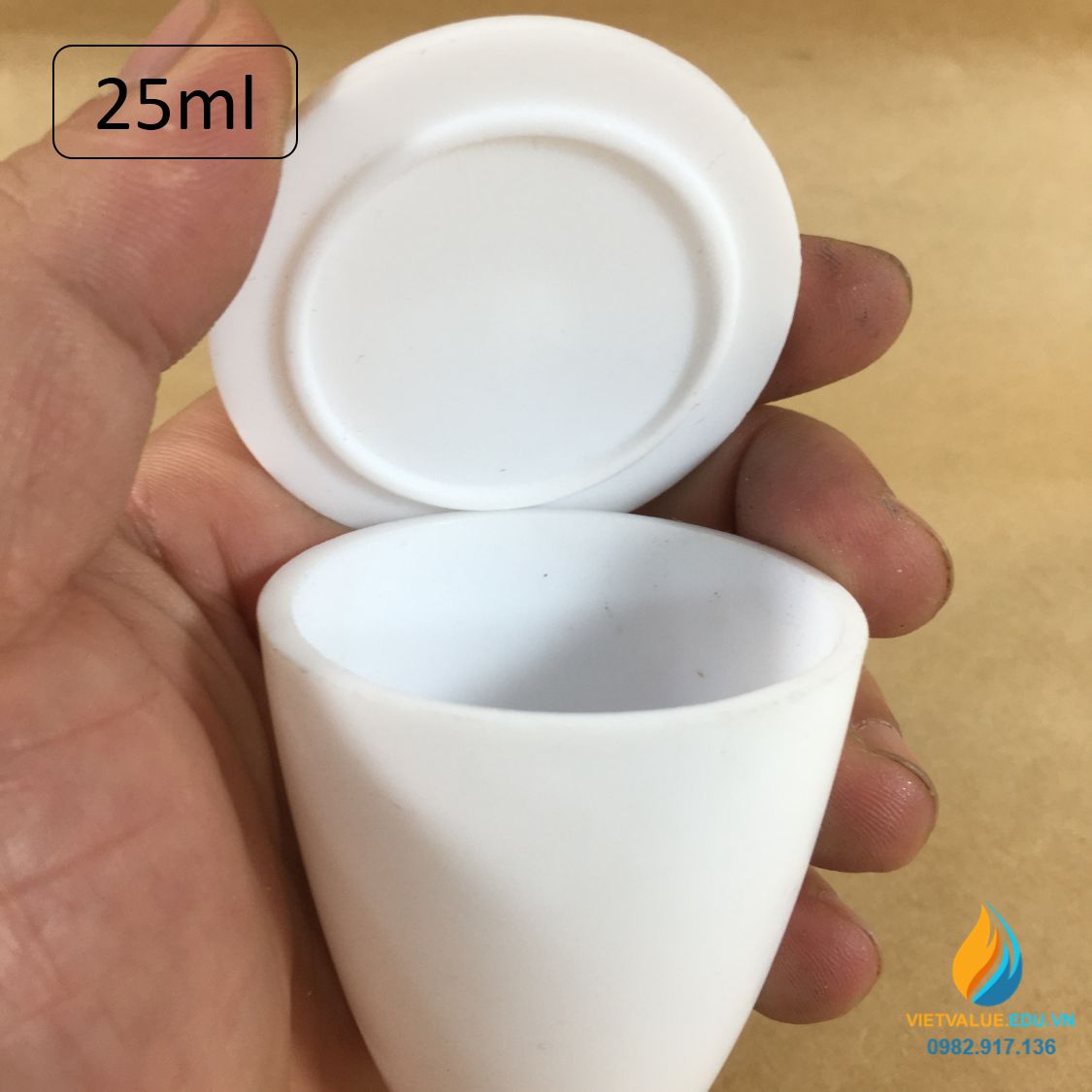 Chén nhựa PTFE có nắp, kháng kiềm và axit mạnh. dung tích 25ml