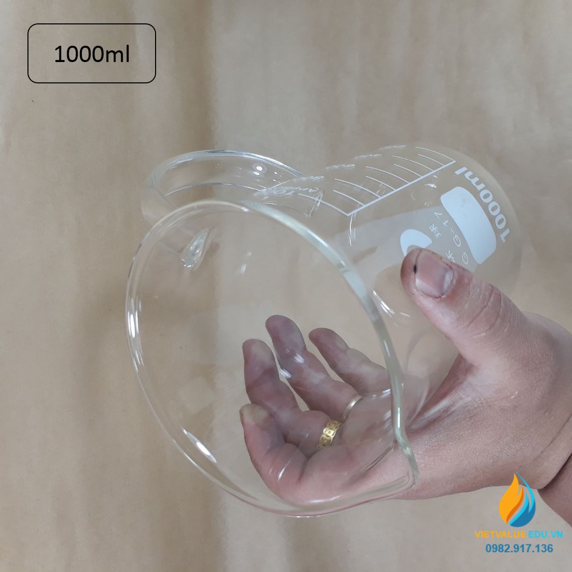 Cốc thủy tinh có quai, có vạch chia, chịu nhiệt độ cao, dung tích 1000ml, có mỏ rót