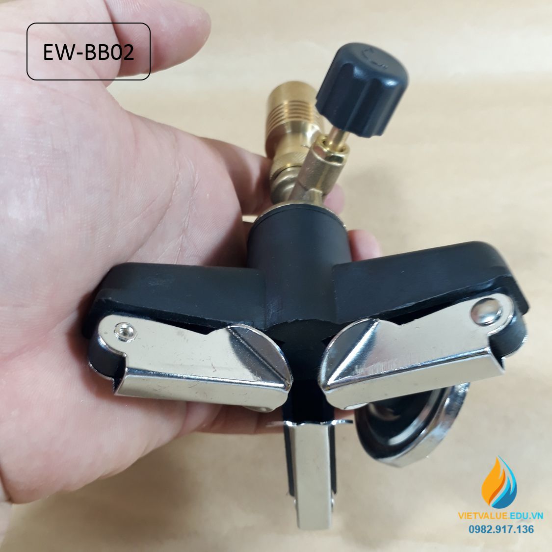 Đèn Bunsen đốt khí gas phòng thí nghiệm, có van nối liên với bình gas, ngọn lửa được điều chỉnh qua van