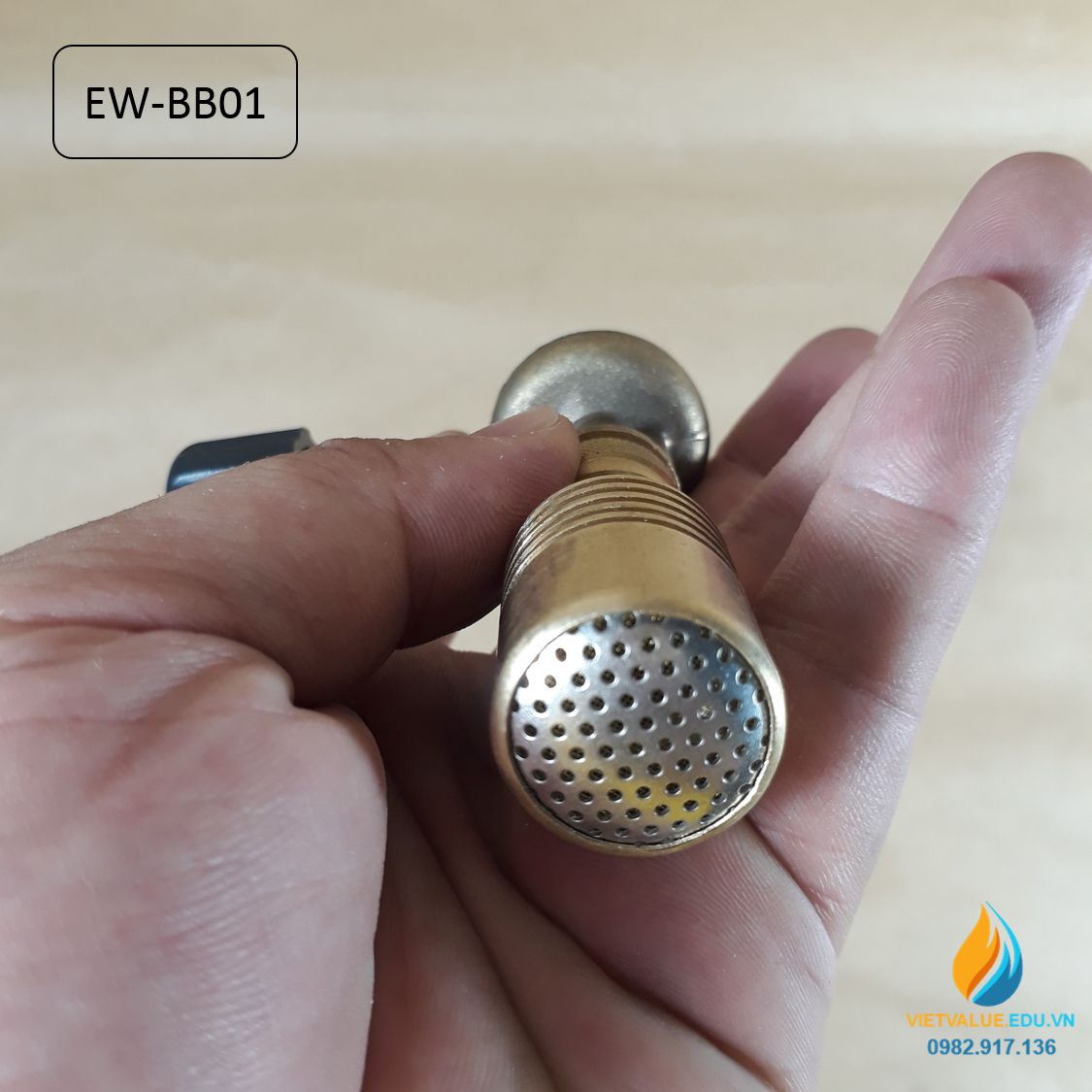 Đèn Bunsen đốt khí gas, có van hở nối với bình gas mini, ngọn lửa có van điều chỉnh