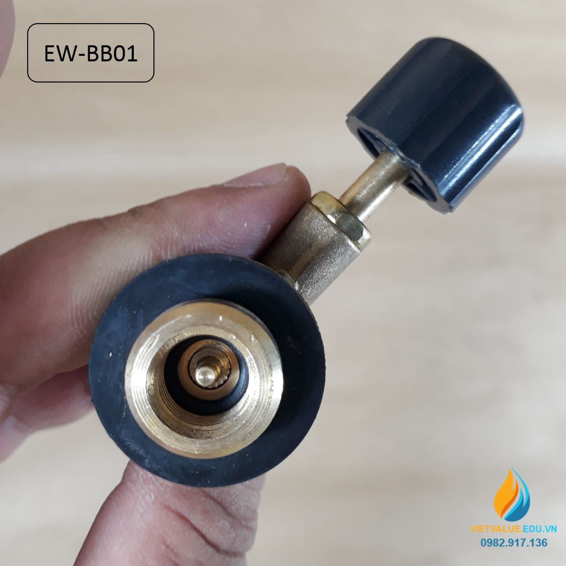 Đèn Bunsen đốt khí gas, có van hở nối với bình gas mini, ngọn lửa có van điều chỉnh