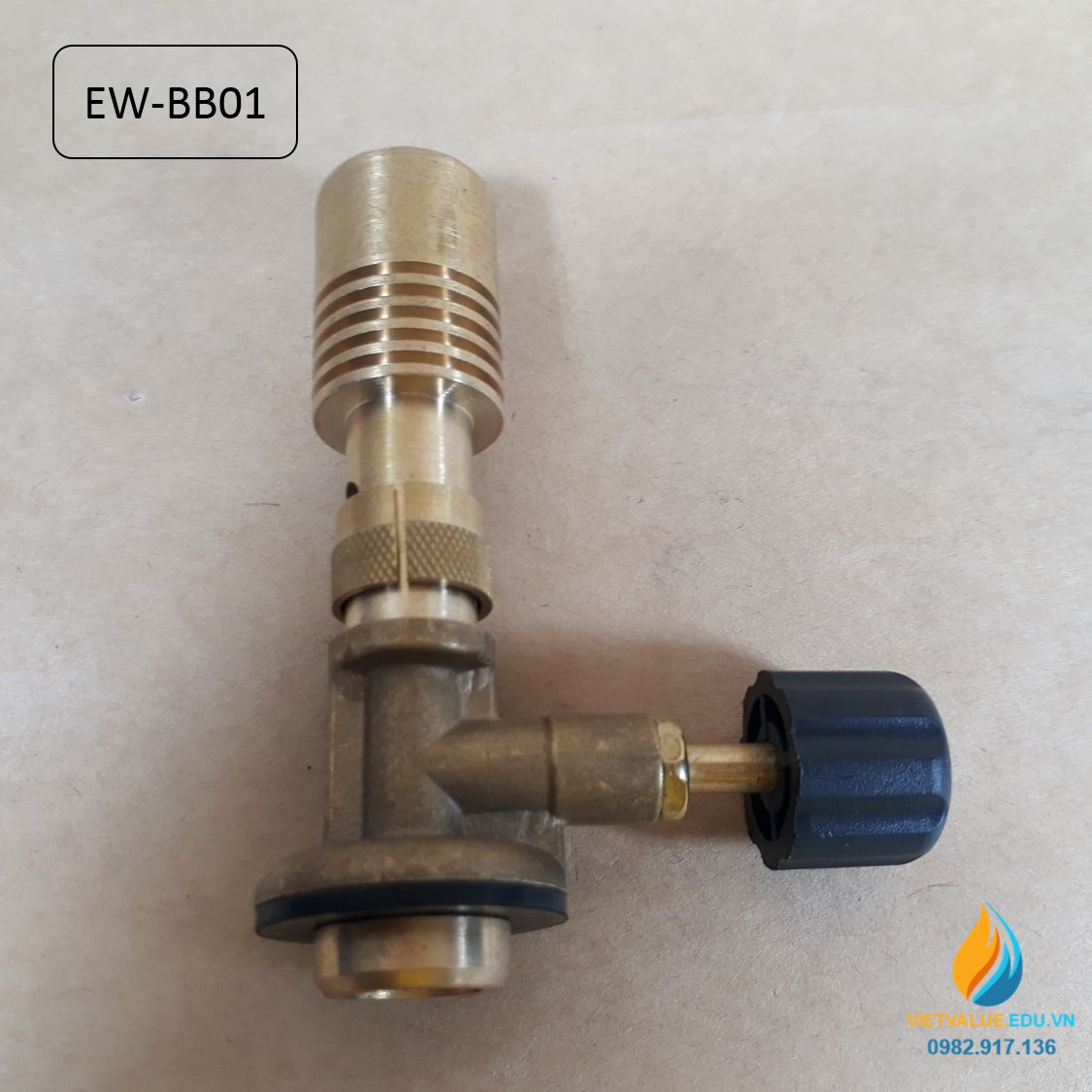 Đèn Bunsen đốt khí gas, có van hở nối với bình gas mini, ngọn lửa có van điều chỉnh