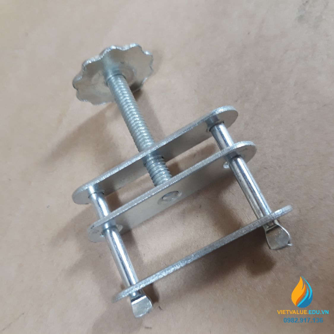 Kẹp bịt giữ ống silicon dầy truyền hóa chất, kẹp giữ ống thí nghiệm