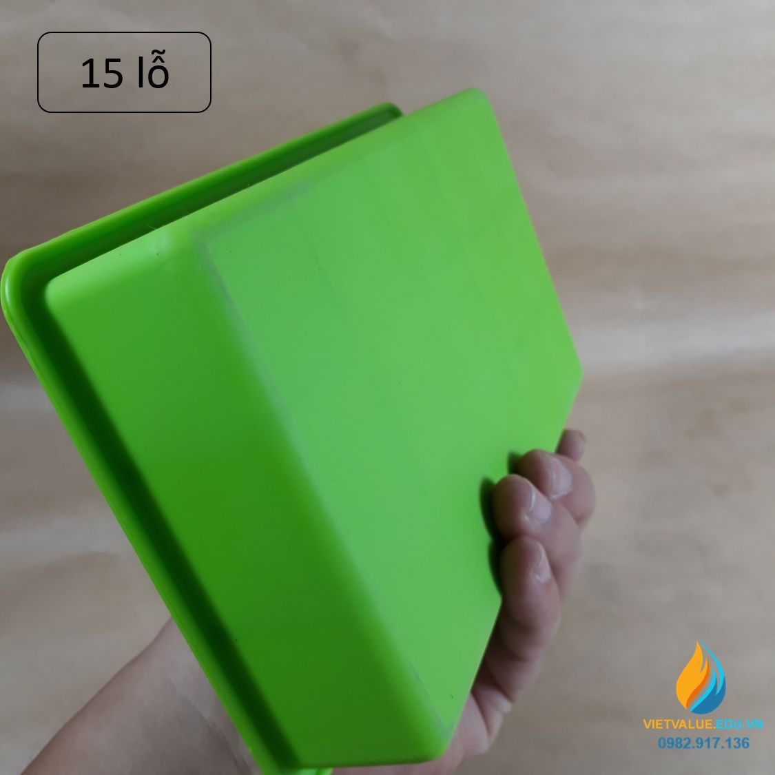 Khay đá viên vuông, kích thước 18,5 * 11,5 * 3,5cm, gồm 15 lỗ đá, nhựa an toàn thực phẩm