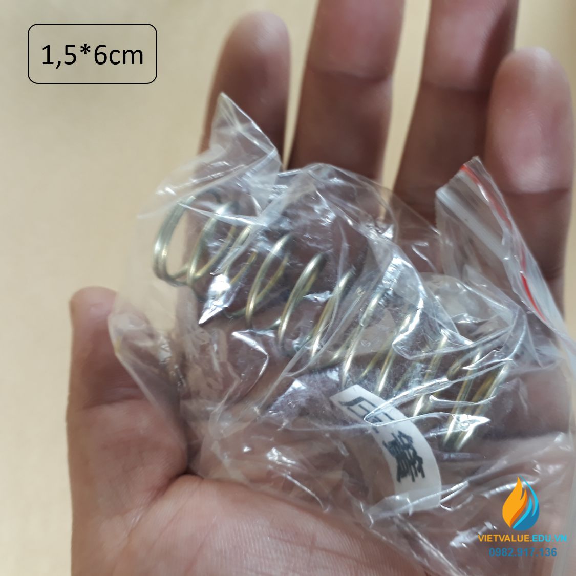 Lò xo trình diễn định luật Húc, kích thước đường kính 1,5cm, chiều dài tự nhiên 6cm