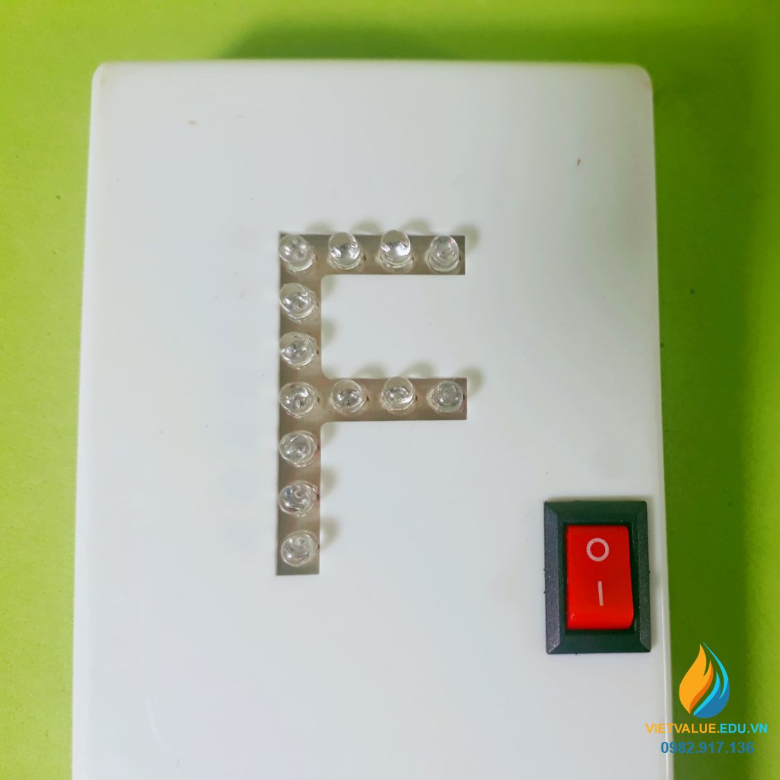 Nguồn sáng tạo ảnh trong thí nghiệm quang học, ảnh chữ F