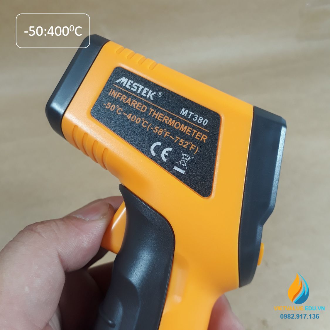 Nhiệt kế hồng ngoại MT380 khoảng đo từ -50 đến 400 độ C, sai số 0,1 độ C hiển thị LCD