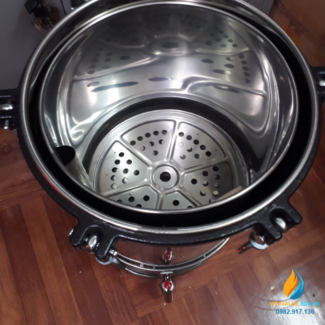 Có nhiều loại nồi hơi tiệt trùng khác nhau cho bạn lựa chọn,như : nồi hơi tiệt trùng dùng than, nồi hơi tiệt trùng dùng điện, hay vừa dùng than –điện. Ngoài ra còn có các loại nồi hơi với nhiều dung tích đa dạng :18l lít, 24 lít,…