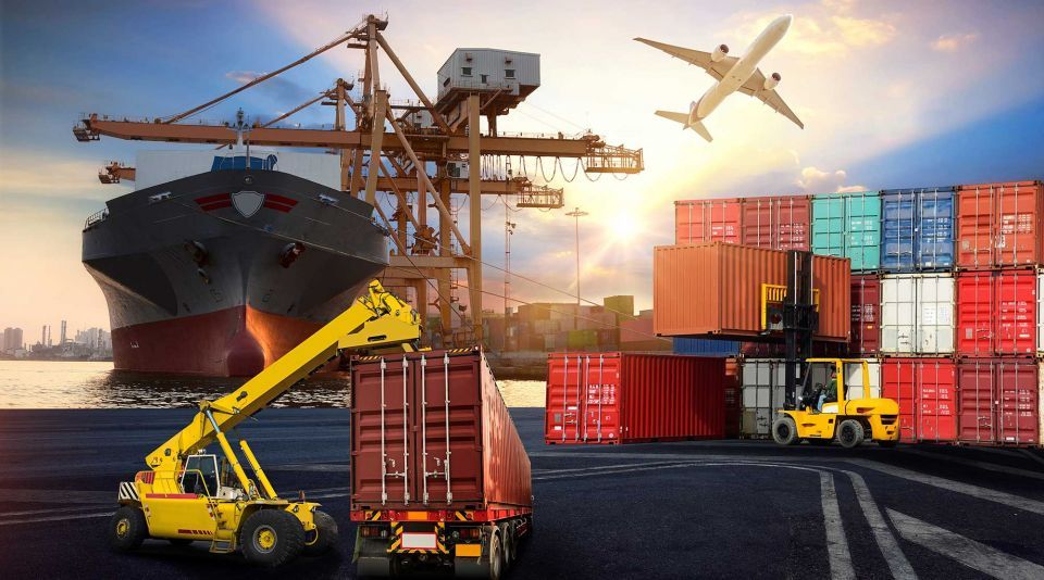 Vận chuyển hàng hóa bằng container - logistics Đông Dương