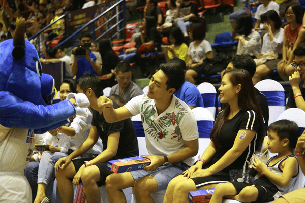 MC Phan Anh bình yên bên vợ con