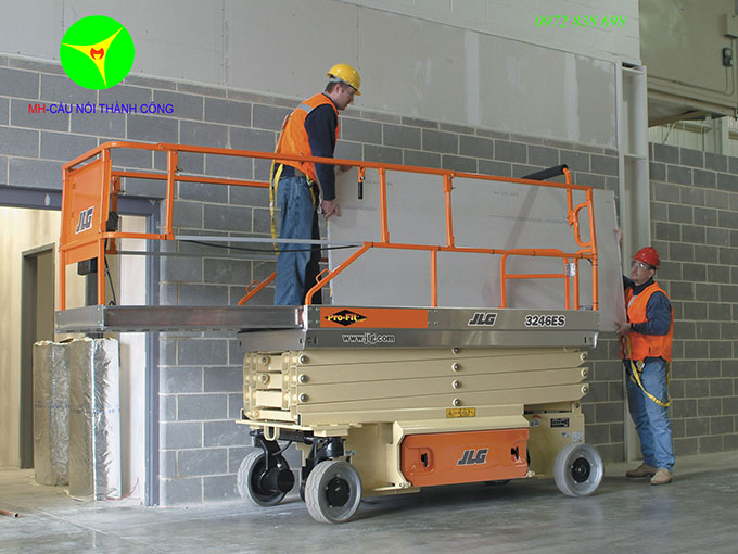 thuê xe nâng người cắt kéo 12m