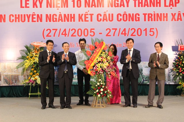  Ảnh: Thứ trưởng Lê Quang Hùng tặng hoa chúc mừng Viện CN Kết cấu