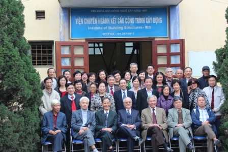 Các thế hệ cán bộ cùng chụp ảnh lưu niệm tại Viện