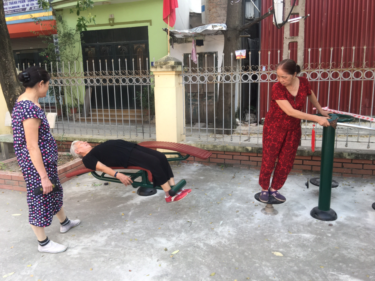 Tập bụng với thiết bị sân chơi ngoài trời